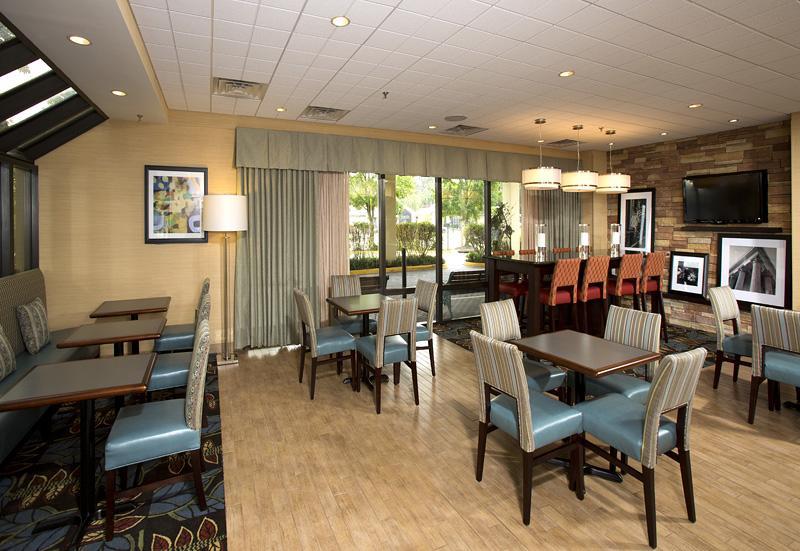 Hampton Inn Fairfax City Экстерьер фото